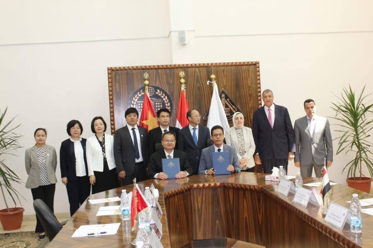 على هامش إنشاء كلية مشتركة للدراسات العليا : اتفاقيات لتعزيز فرص التدريب وبناء القدرات بين جامعتي بنها ووهان الصينية وشركة فايبر هوم لتكنولوجيا الاتصالات